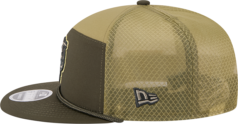 Men's Chicago Bears New Era Green 2025 Salute To Service Sideline Split Panel 9FIFTY Snapback Trucker Hat