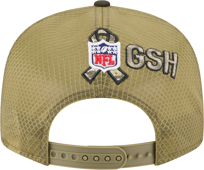 Men's Chicago Bears New Era Green 2025 Salute To Service Sideline Split Panel 9FIFTY Snapback Trucker Hat