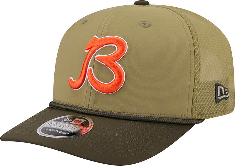 Men's Chicago Bears New Era Green B 2025 Salute To Service Sideline 9SEVENTY Trucker Adjustable Hat