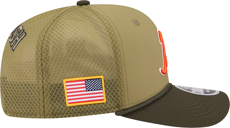 Men's Chicago Bears New Era Green B 2025 Salute To Service Sideline 9SEVENTY Trucker Adjustable Hat